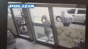 Un frame diffuso dalla Polizia di Stato dei due presunti rapinatori in azione