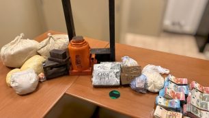 La droga e il denaro sequestrati al 49enne