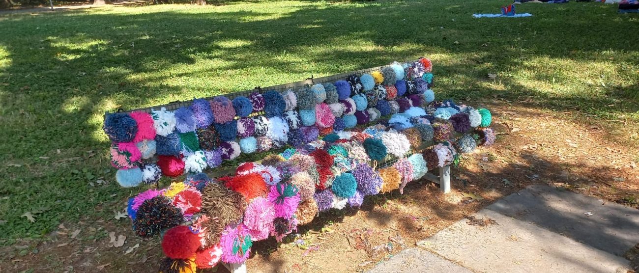 Albiate Argento Vivo yarn bombing parco Villa Campello per i 30 anni - foto per concessione di Daniele Erba