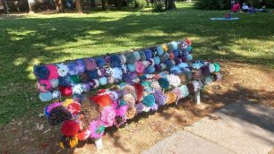 Albiate Argento Vivo yarn bombing parco Villa Campello per i 30 anni - foto per concessione di Daniele Erba