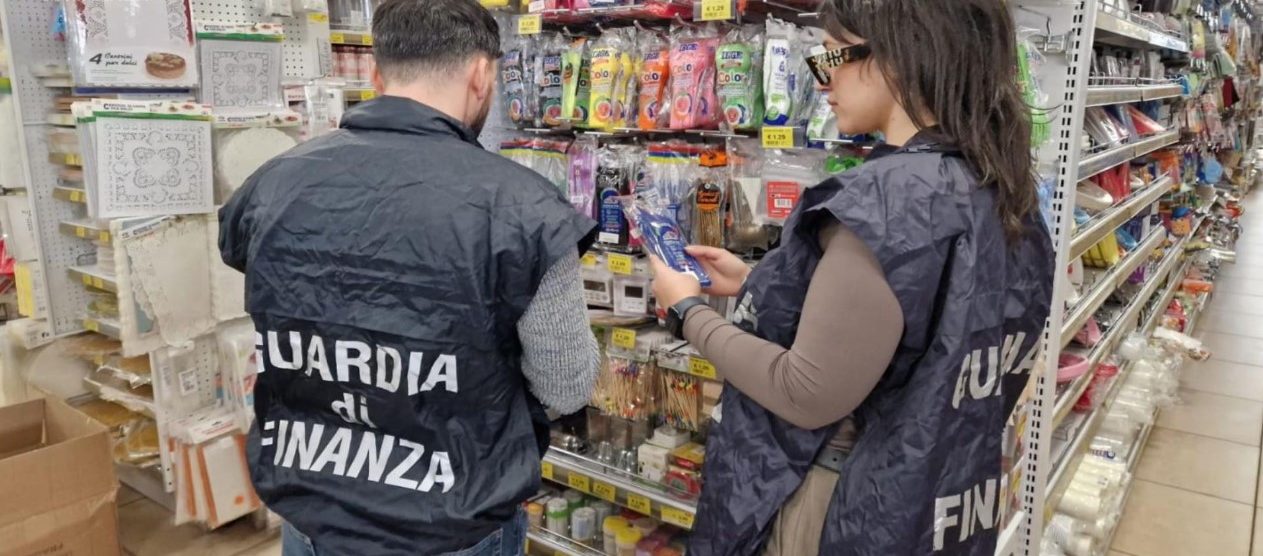 Un controllo della Finanza in un magazzino