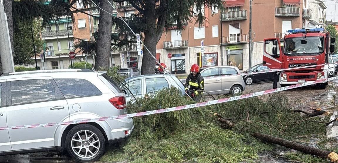 I vigili del fuoco a Limbiate dopo il nubifragio
