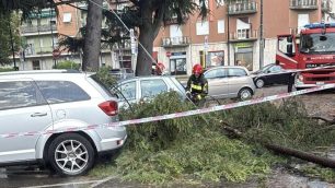 I vigili del fuoco a Limbiate dopo il nubifragio