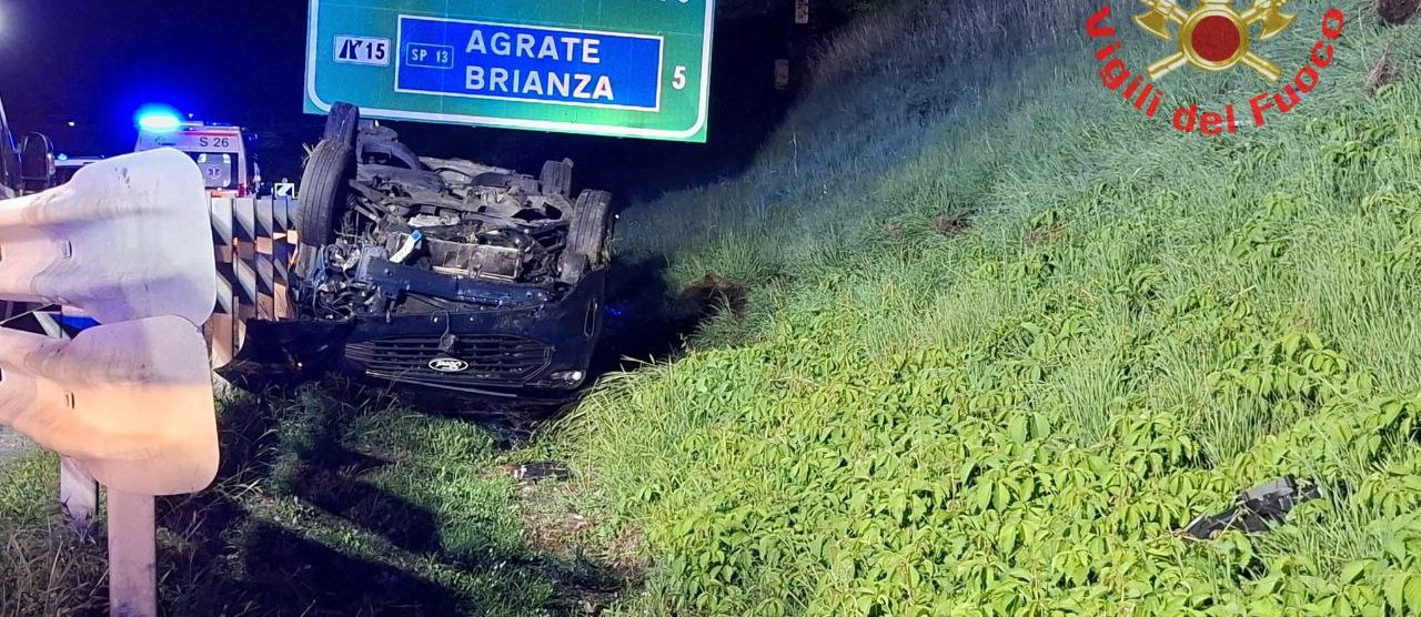 L'auto ribaltata sulla A51 a Brugherio