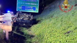 L'auto ribaltata sulla A51 a Brugherio