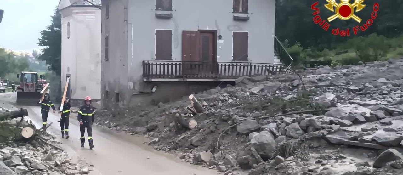 I vigili del fuoco sui luoghi della frana