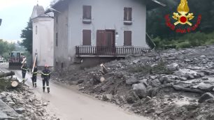 I vigili del fuoco sui luoghi della frana