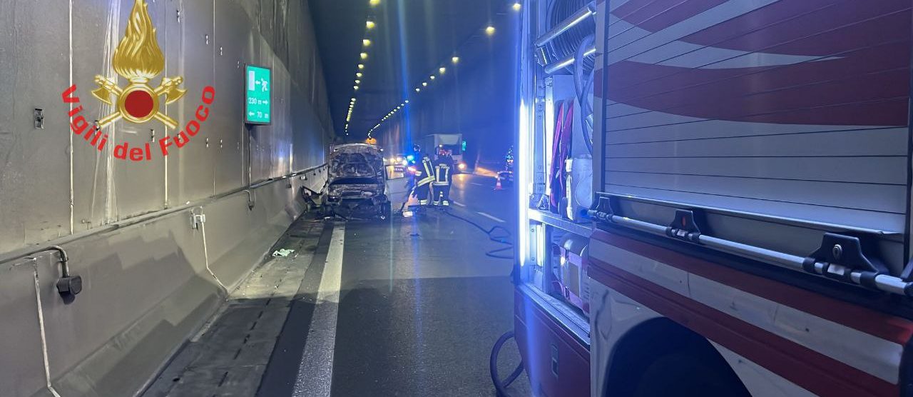 Monza l'auto interessata dall'incendio nel tunnel di viale Lombardia della Statale 36 Valassina - foto Vigiili del fuoco