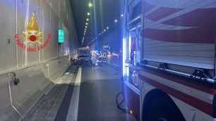 Monza l'auto interessata dall'incendio nel tunnel di viale Lombardia della Statale 36 Valassina - foto Vigiili del fuoco