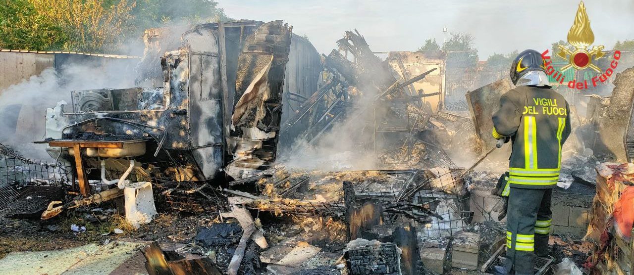 Incendio di roulotte e baracche a Desio