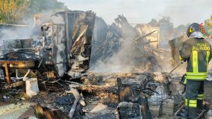 Incendio di roulotte e baracche a Desio