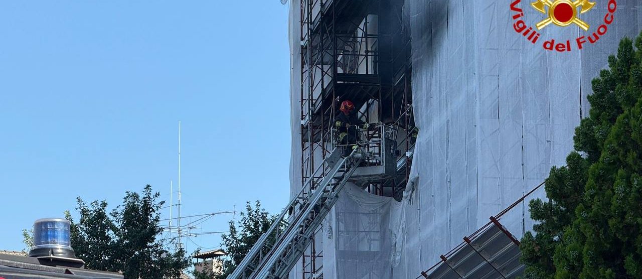 Incendio in via Bramante da Urbino a Monza