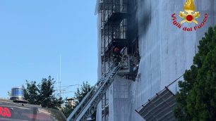 Incendio in via Bramante da Urbino a Monza
