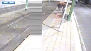 Un frame dell'episodio tratto dal video diffuso dalla Polizia di Stato