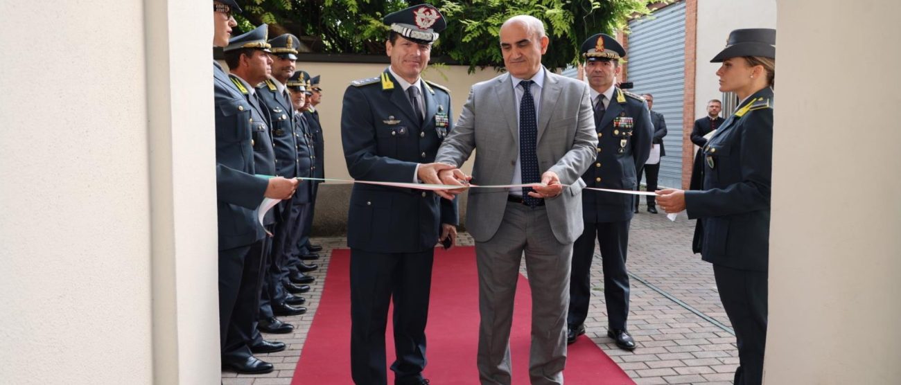 Il taglio del nastro della Sala convegno unificata delle Fiamme gialle di Monza