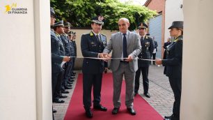Il taglio del nastro della Sala convegno unificata delle Fiamme gialle di Monza