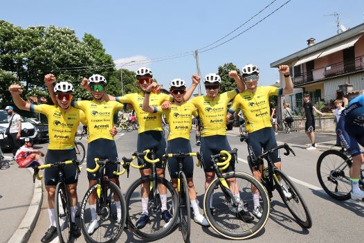 Nella foto la squadra allievi di Pool Cantù – Sovico – Gb Team a Bollengo