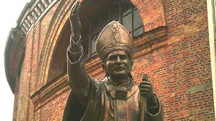 Seregno 2025 statua San Giovanni Paolo II croce furto