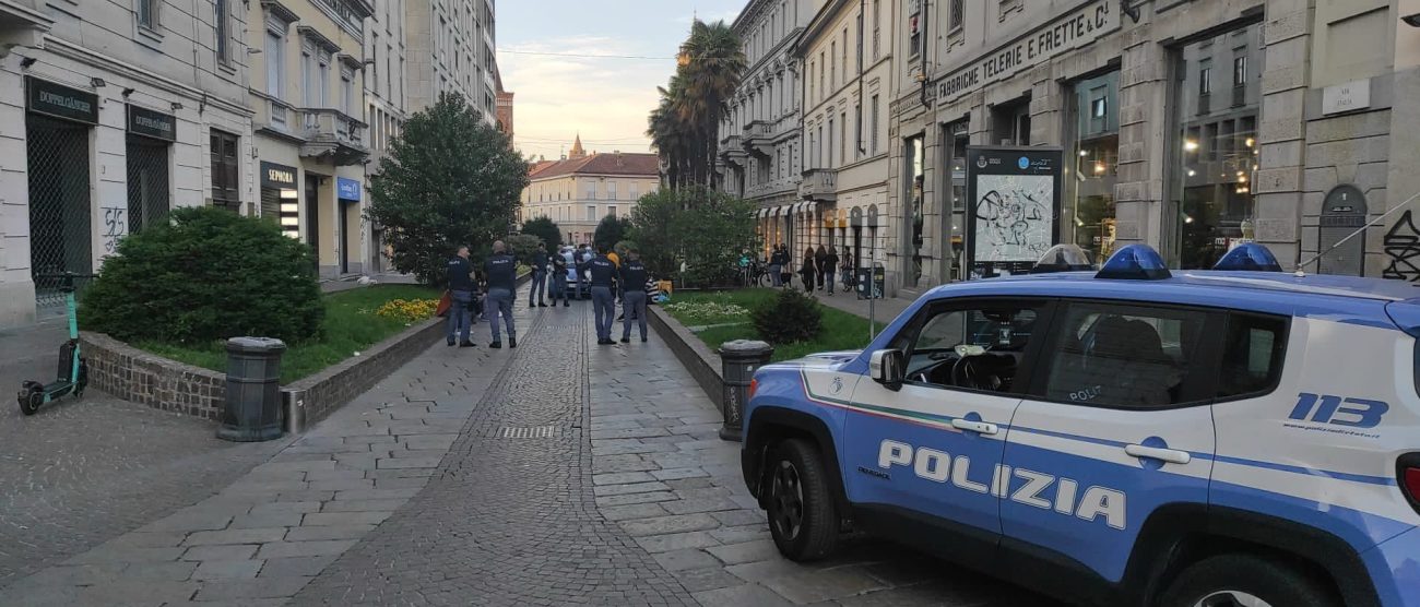 Una volante della polizia di Stato in centro a Monza