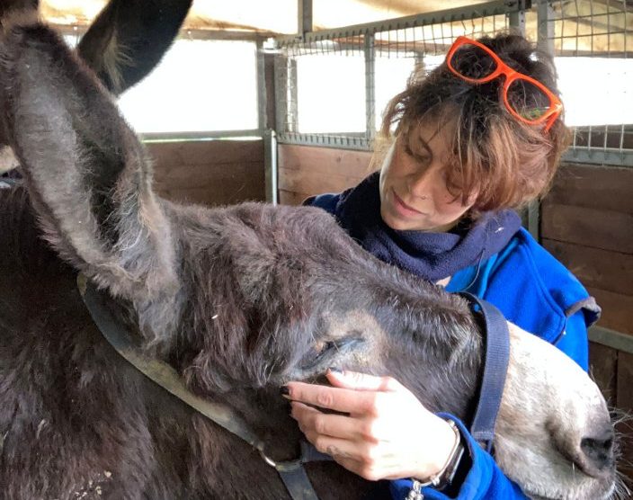 L'operatrice di Enpa Monza Federica con Morina
