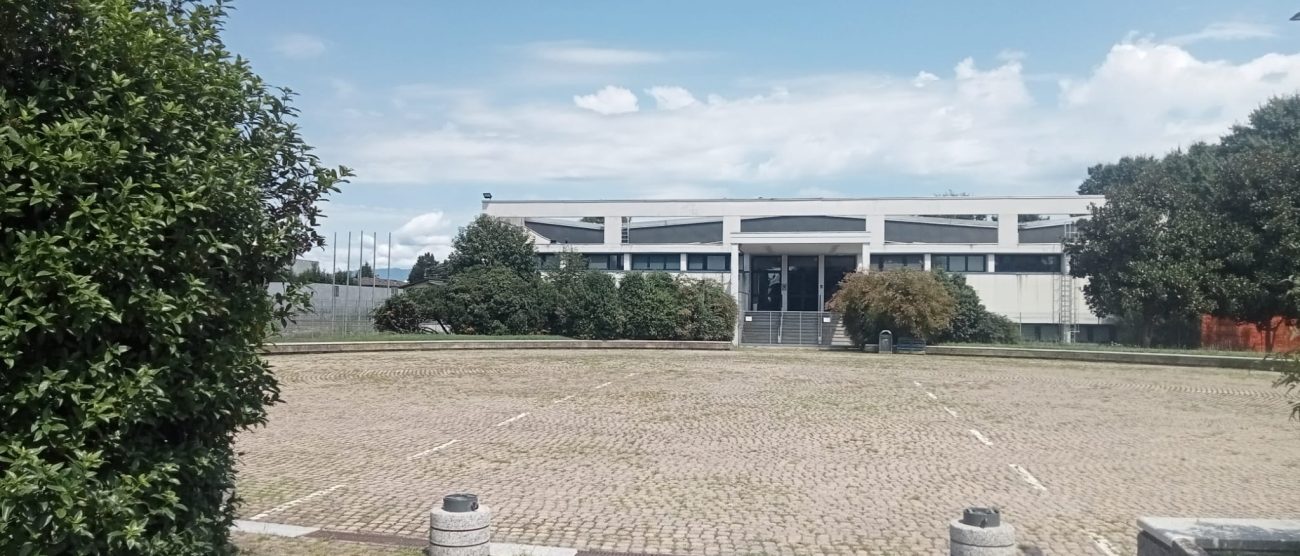 Il PalaPrealpi senza insegna