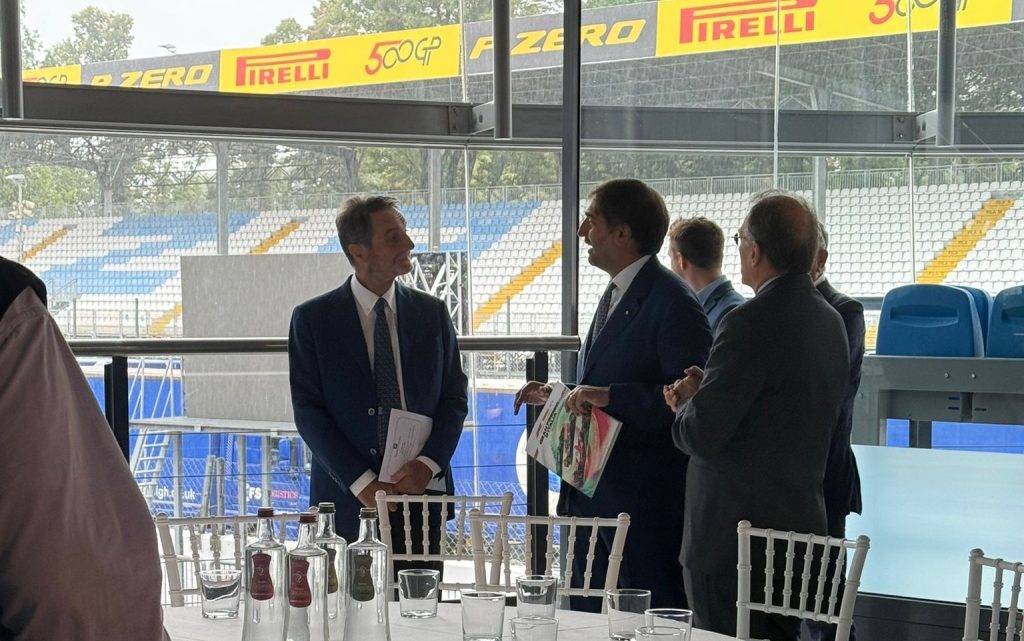 Pochi minuti prima dell'inizio della riunione in autodromo