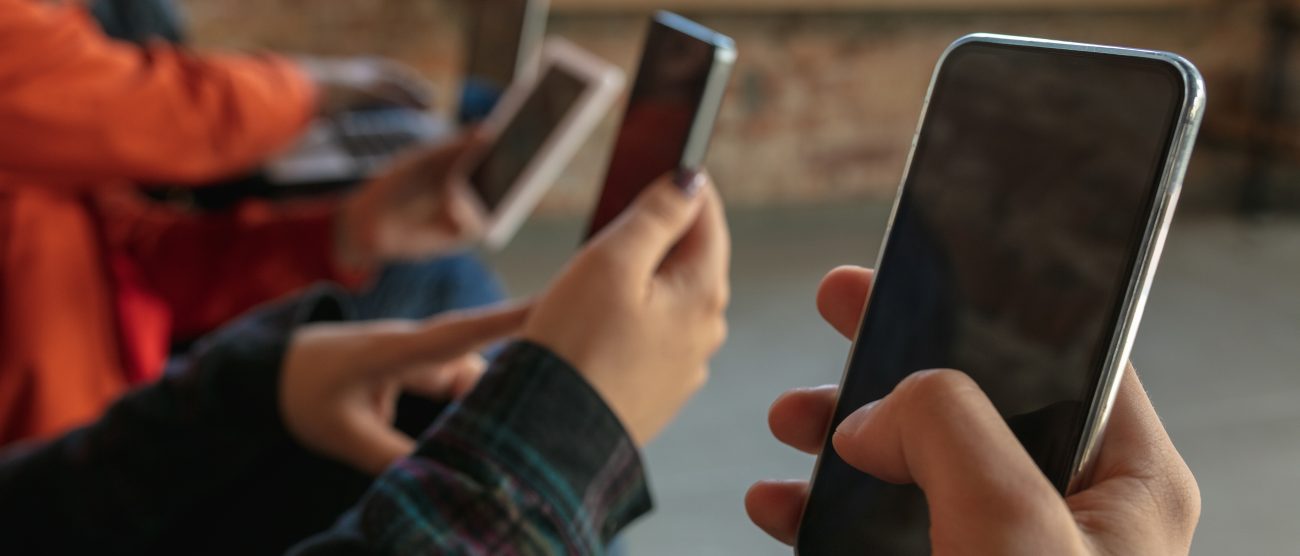 Scuola ragazzi smartphone - foto Freepik