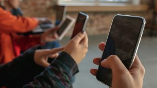 Scuola ragazzi smartphone - foto Freepik