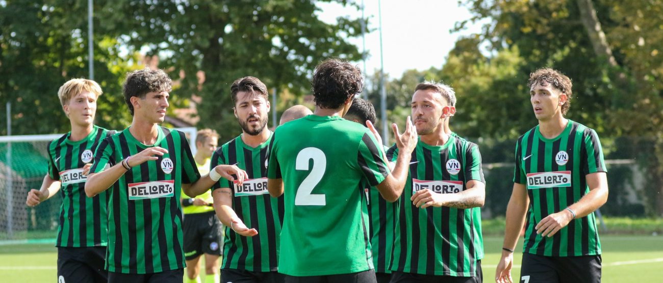 Calcio Eccellenza Festeggiano i calciatori Vis Nova a Mariano Comense dopo la rete del terzino Berton