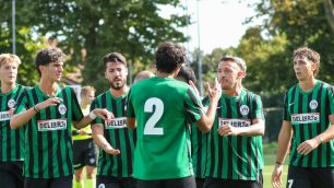 Calcio Eccellenza Festeggiano i calciatori Vis Nova a Mariano Comense dopo la rete del terzino Berton