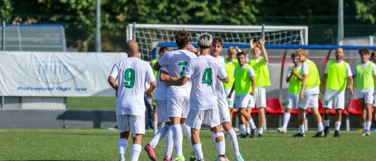 Calcio Eccellenza Vis Nova Giussano tutti i calciatori festeggiano il passaggio del turno in Coppa Italia