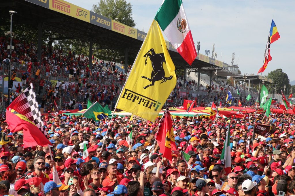 F1 Gp Italia 2025 Monza podio bandiera Ferrari - foto Fabrizio Radaelli