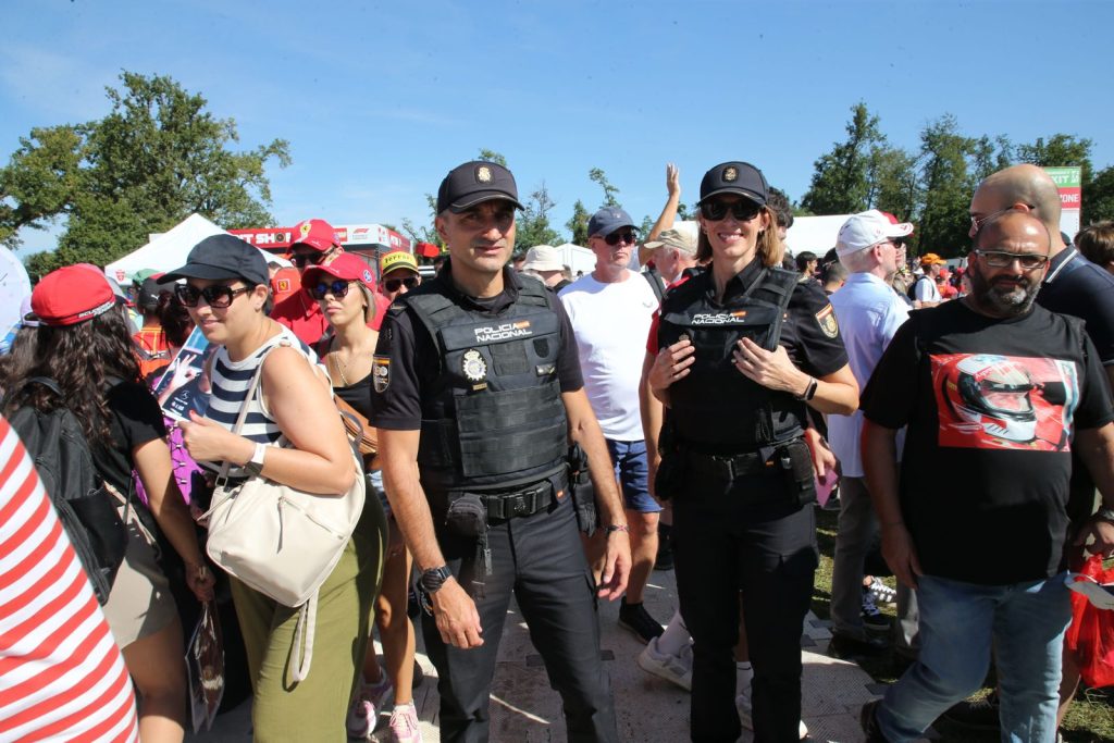 F1 Gp Italia Monza 2025 Policia nacional spagnola in FanZone: è in supporto alla polizia di Stato italiana - foto Fabrizio Radaelli