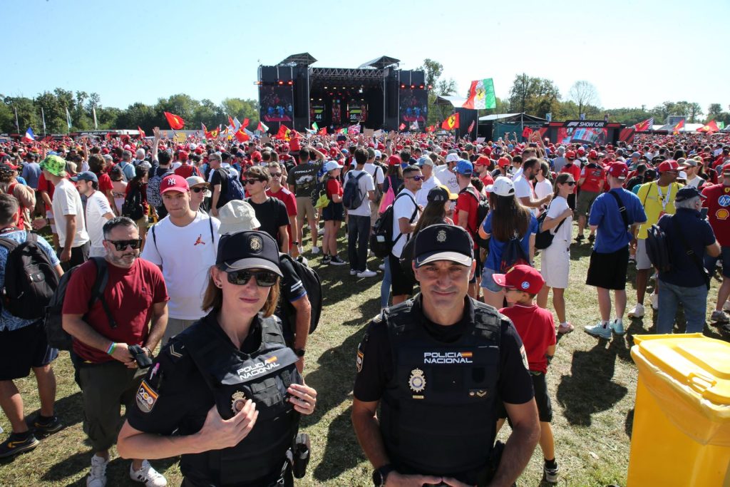 F1 Gp Italia Monza 2025 Policia nacional spagnola in FanZone: è in supporto alla polizia di Stato italiana - foto Fabrizio Radaelli