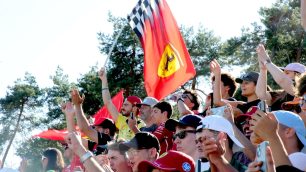 F1 Gp Italia Monza 2025 bandiere Ferrari tribuna Si fotografa il passaggio 1 - Foto Fabrizio Radaelli