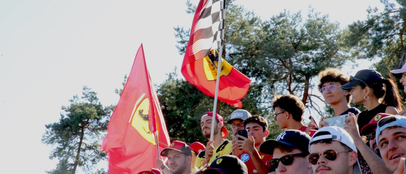 F1 Gp Italia Monza 2025 bandiere Ferrari tribuna Si fotografa il passaggio 3 - Foto Fabrizio Radaelli