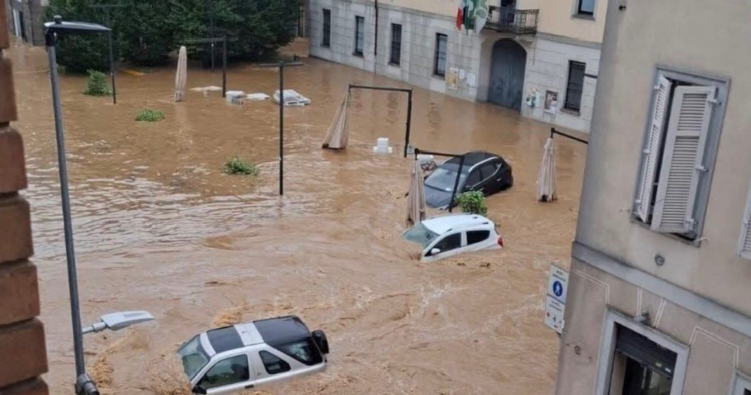 Meda esondazione Tarò 22 settembre auto sommerse - foto per concessione Ezio Cairoli