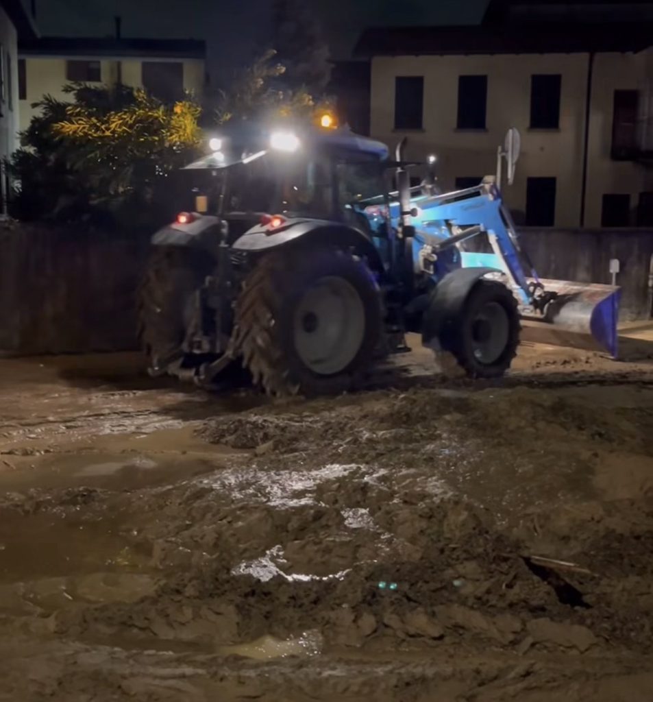 Meda esondazione Tarò 22 settembre trattore fango - foto per concessione Ezio Cairoli