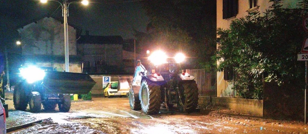 Meda esondazione Tarò 22 settembre trattori per fango - foto per concessione Ezio Cairoli