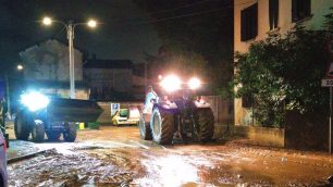 Meda esondazione Tarò 22 settembre trattori per fango - foto per concessione Ezio Cairoli