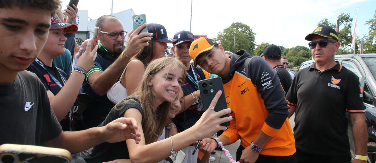Monza F1 Gp Italia 2025 Lando Norris selfie - foto Fabrizio Radaelli