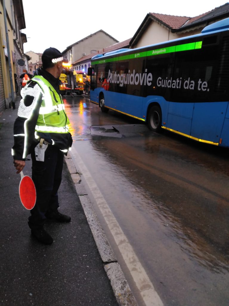 Monza strada collassata via Mentana autobus bloccato