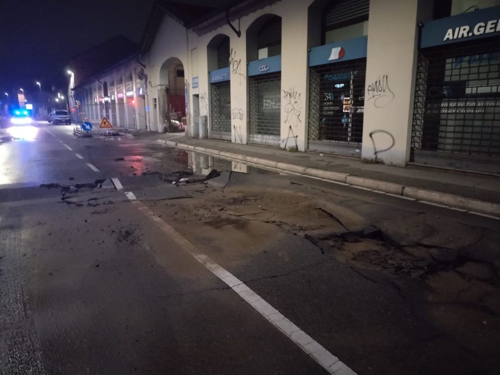 Monza strada collassata via Mentana giovedì sera