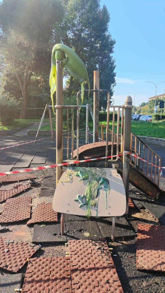 Senago incendio parco giochi danni