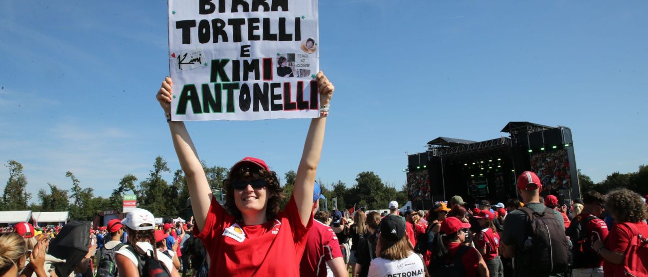 Una tifosa divisa tra la Rossa e Kimi Antonelli
