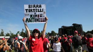 Una tifosa divisa tra la Rossa e Kimi Antonelli