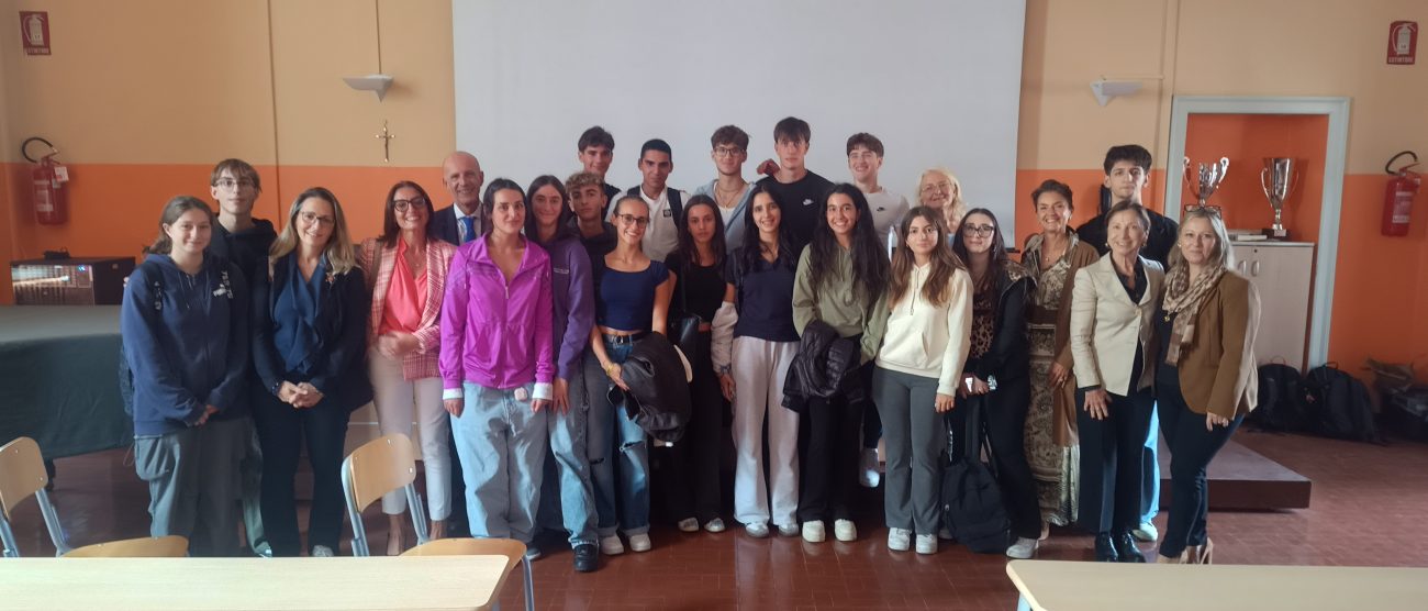 La consegna del contributo di Banco Bpm al liceo Zucchi