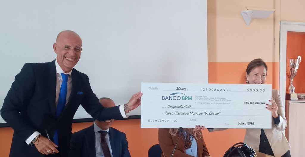 La consegna del contributo di Banco Bpm al liceo Zucchi