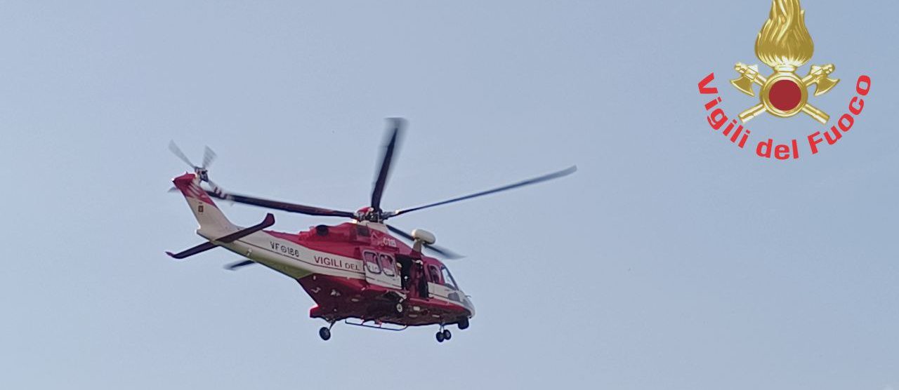L'elicottero Drago dei vigili del fuoco in volo