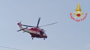 L'elicottero Drago dei vigili del fuoco in volo
